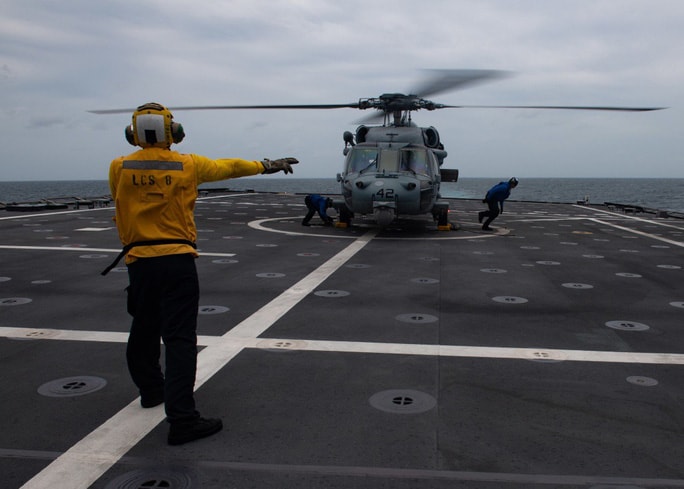 Các thủy thủ thực hiện thao tác kỹ thuật với trực thăng MH-60S trên tàu USS Montgomery, một trong những tàu tuần duyên hiện đại nhất của Hải quân Mỹ được hạ thủy năm 2016 - Ảnh: US Navy