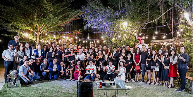 Đội ngũ Rever cùng Nhà sáng lập và CEO Phan Lê Mạnh (Áo trắng đứng giữa hàng hai)