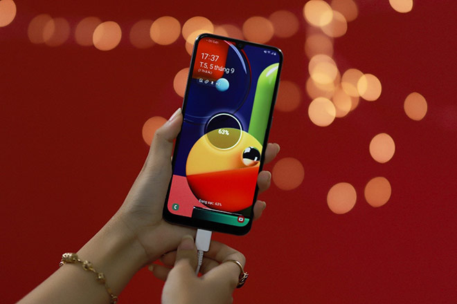 Thiết kế “chất từng li”, Galaxy A50s vừa ra mắt đã làm giới trẻ mê mẩn - 3