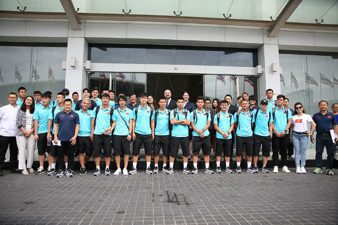 ĐT Việt Nam chụp ảnh kỷ niệm trước
khi rời khách sạn Novotel