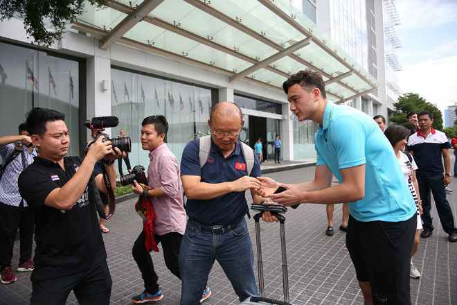 Văn Lâm chia tay HLV Park Hang
Seo