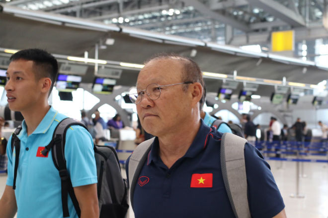 HLV Park Hang Seo ngậm ngùi chia tay
nhiều học trò ở sân bay