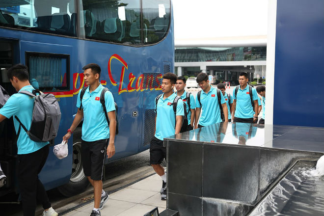 Các tuyển thủ ĐT Việt Nam lên xe bus
di chuyển ra sân bay ở Thái Lan