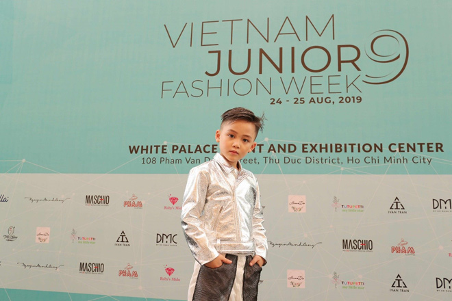 Lần đầu xuất hiện tại Tuần lễ Thời trang trẻ em Việt Nam nhưng Lạc Thiên đã lập tức thu hút sự chú ý nhờ vẻ ngoài cực kì bảnh bao và thần thái lạnh lùng, tự tin trước ống kính.