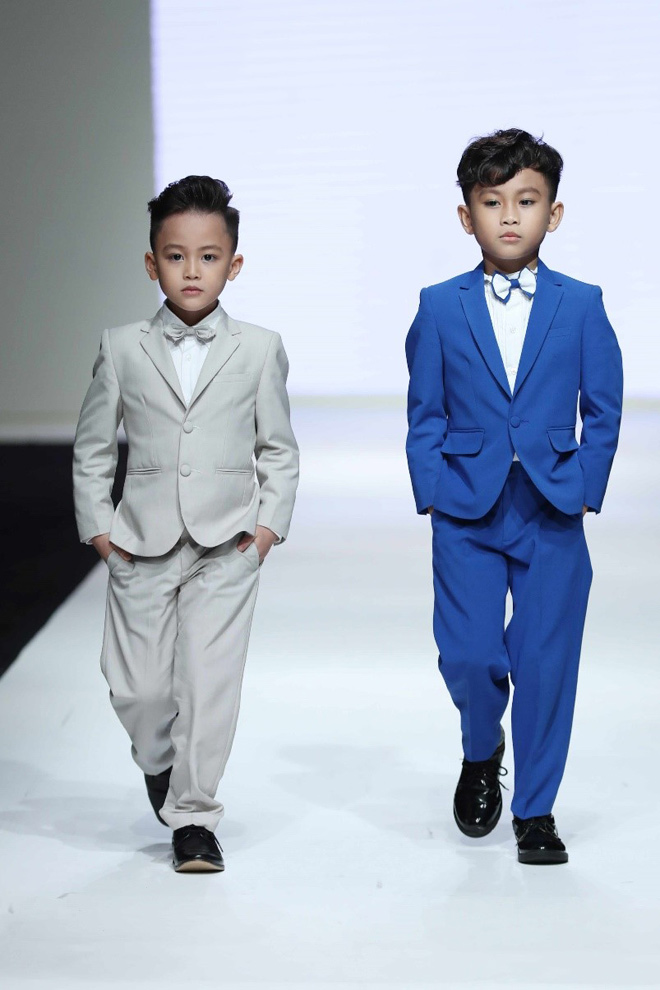 Lạc Thiên có màn catwalk đôi độc đáo cùng bạn diễn trong khuôn khổ VJFW mùa 9. Dù chỉ mới làm quen với sàn catwalk nhưng Lạc Thiên tỏ ra không hề kém cạnh những “đồng nghiệp” nhí khác.
