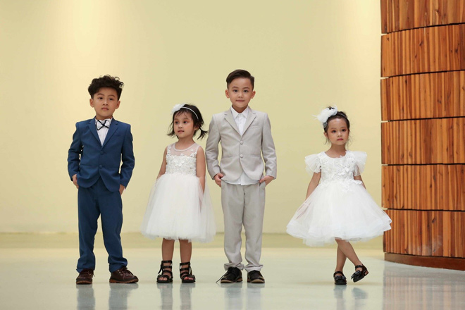 Phút vui vẻ trong hậu trường của Lạc Thiên cùng những người mẫu nhí khác. Cậu bé được siêu mẫu Xuân Lan đánh giá cao nhờ sự tự tin, bản lĩnh dù chỉ vừa chạm ngõ thời trang không lâu.