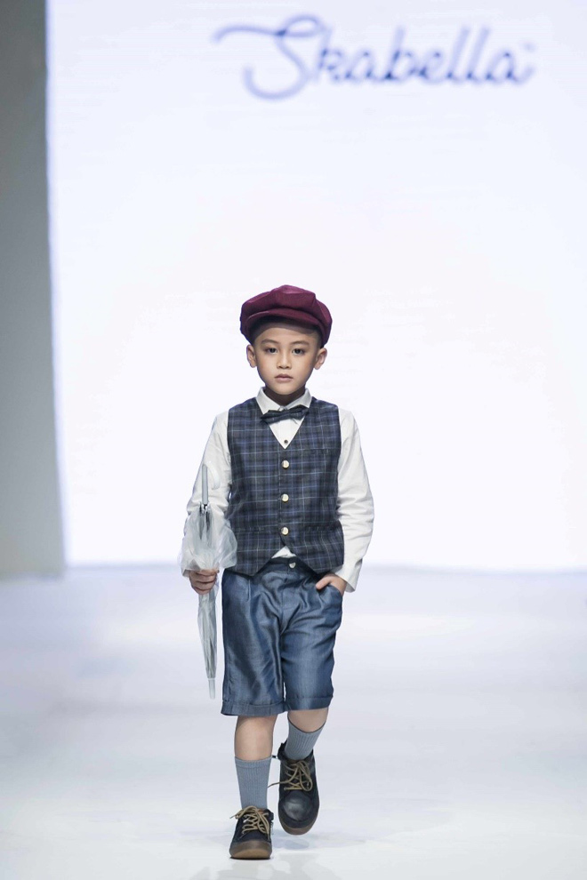 Cậu bé tự tin catwalk trên sàn runway chuyên nghiệp, đúng chuẩn quốc tế của VJFW mùa 9. Với khả năng và bản lĩnh của mình, rất có thể một ngày không xa, Lạc Thiên sẽ sải bước trên các sàn thời trang quốc tế.