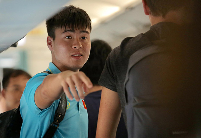 Các
tuyển thủ Việt Nam lấy hành lý trên máy bay khi hạ cánh từ Bangkok
xuống sân bay Nội Bài (Việt Nam) chiều 6/9