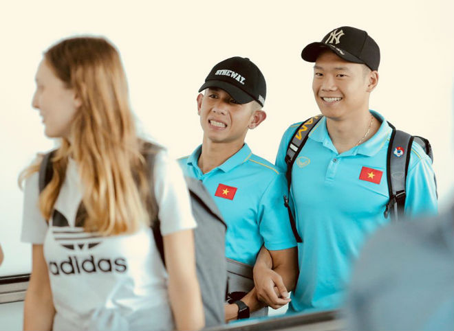 Hồng Duy khoác tay
đồng đội khá thân thiết