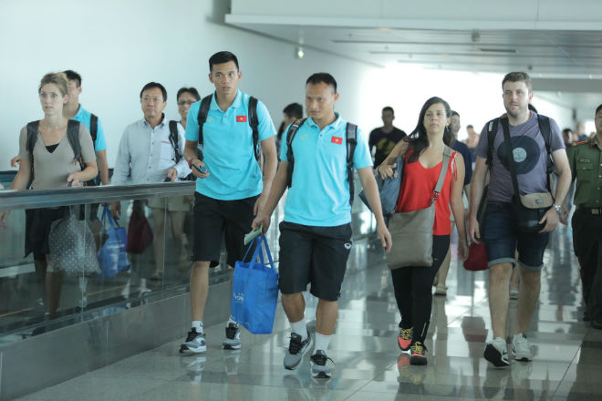 Trọng Hoàng nhanh nhẹn
di chuyển đến nơi nhận hành lý ký gửi