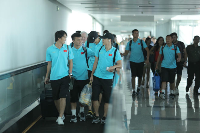 Tuấn
Anh, Quang Hải vui vẻ trò chuyện với người đồng đội Văn Toàn khi
lấy hành lý và làm thủ tục check-out ở sân bay khi về đến Hà
Nội