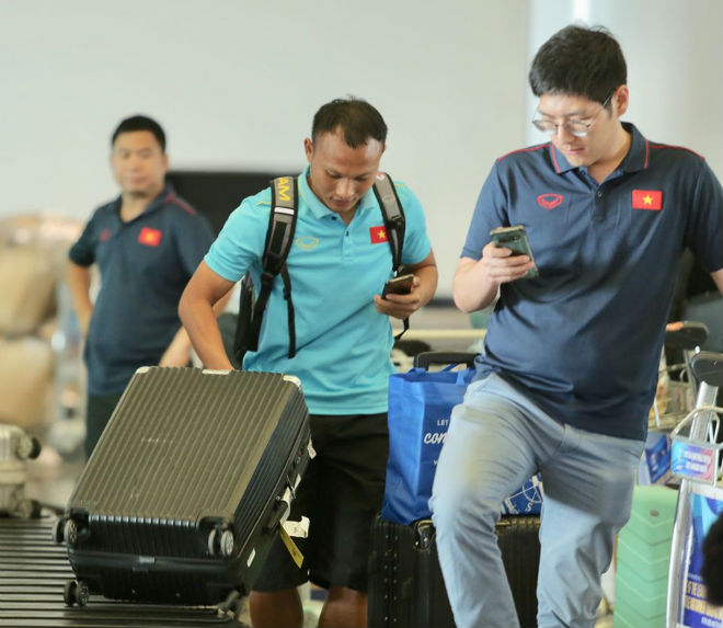 ĐT Việt Nam về nước: Hạ cánh an toàn, Quang Hải và đồng đội tươi như hoa - 9