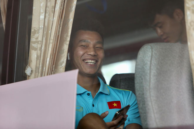 ĐT Việt Nam về nước: Hạ cánh an toàn, Quang Hải và đồng đội tươi như hoa - 2