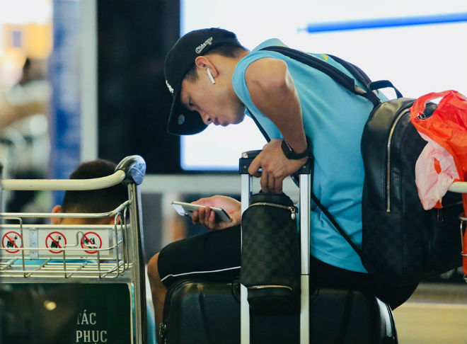 ĐT Việt Nam về nước: Hạ cánh an toàn, Quang Hải và đồng đội tươi như hoa - 10