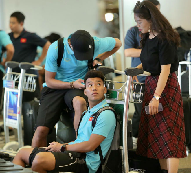 Trọng Hoàng, Văn Hậu, Văn Thanh xếp
hàng làm thủ tục ở sân bay Nội Bài