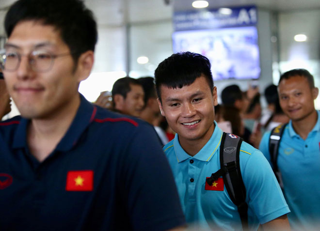 ĐT Việt Nam về nước: Hạ cánh an toàn, Quang Hải và đồng đội tươi như hoa - 3