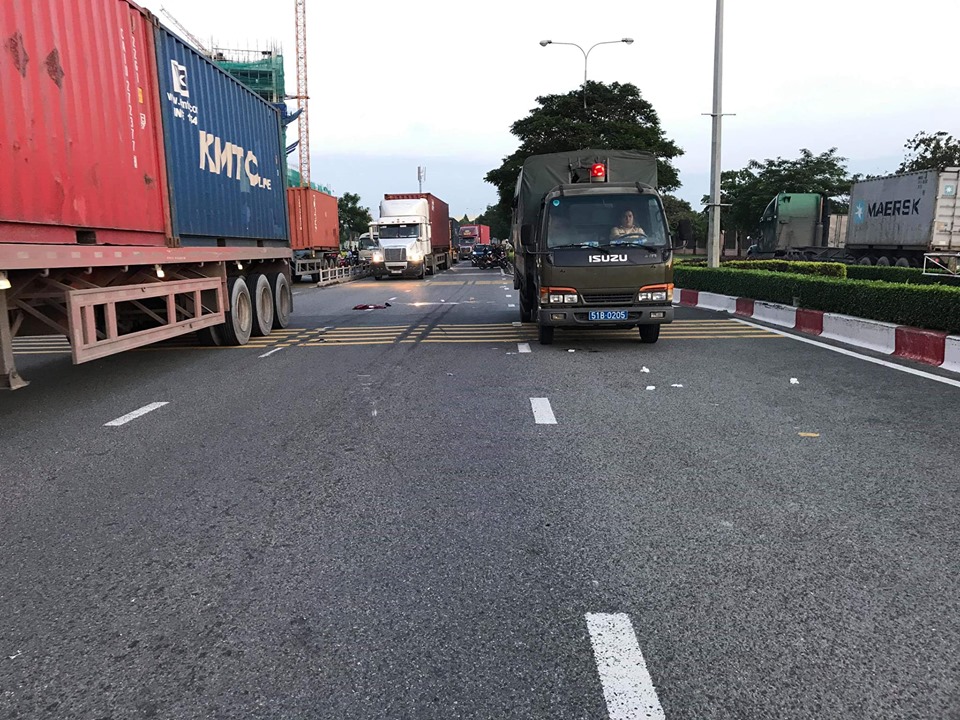 Lực lượng chức năng có mặt ghi nhận vụ tai nạn