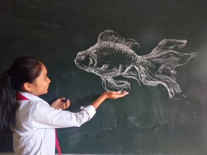 Mới trên trên diễn đàn Trường người ta mạng xã hội Facebook, tài khoản Lê Đức Hùng chia sẻ vẽ con vật bằng phấn trắng lên bảng và các bức ảnh chụp lại những bức vẽ cá vàng, bọ ngựa, tôm, gà trống đầy sinh động.