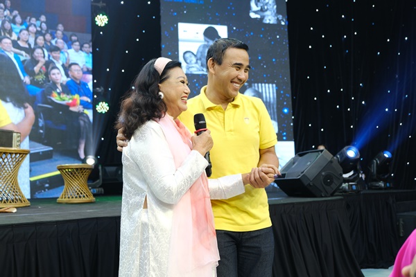 Quyền Linh bên cạnh khách mời đặc biệt là NSND Kim Cương