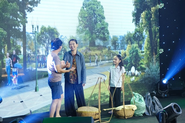 Nhóm kịch 5B của Nghệ sĩ Mỹ Uyên kể về câu chuyện một hoàn cảnh đáng thương nghèo khó.