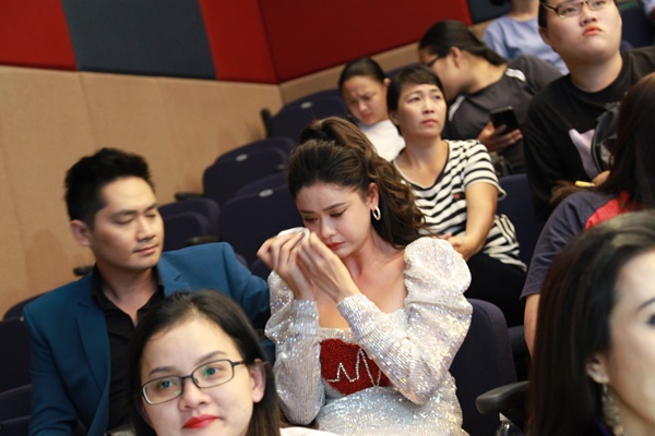 Ngồi phía dưới khán giả, Trương Quỳnh Anh bật khóc khi nghe câu chuyện về những hoàn cảnh nghèo không có tiền chữa bệnh