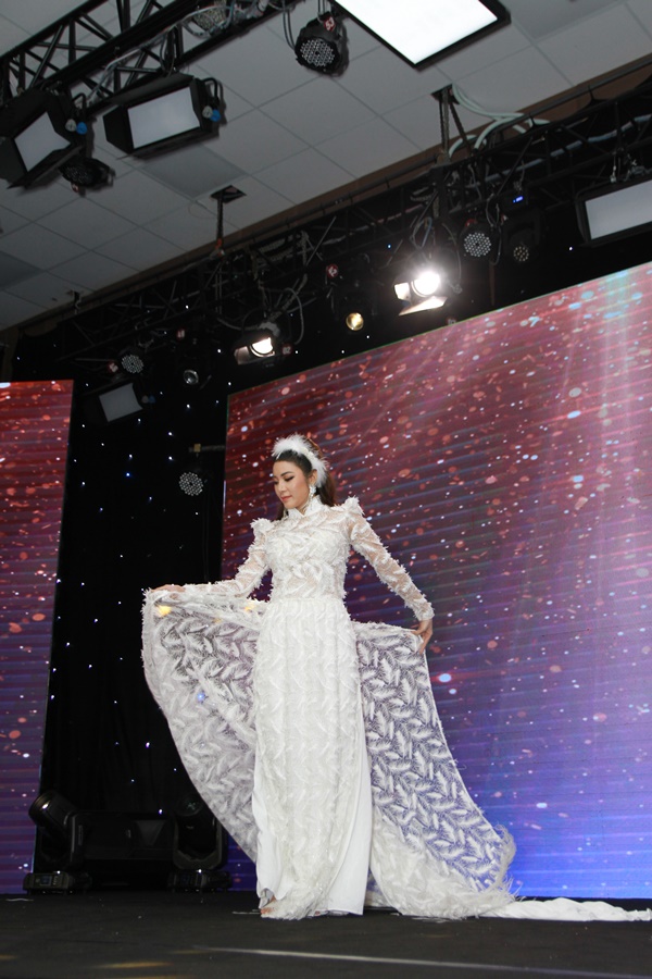 Á hậu Yan My diện chiếc áo dài Mỵ Châu của NTK Văn Thành Công trong màn đấu giá 