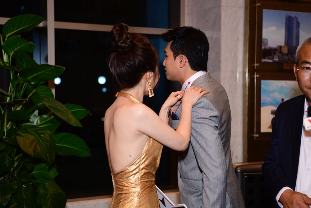 Hội ngộ Quỳnh Nga, hai người có nhiều
cử chỉ thân mật khi nữ diễn viên giúp anh chỉnh lại trang
phục. Lần đầu tiên lọt vào top 5 đề cử VTV Awards nhưng Quốc Trường
nhanh chóng trở thành đối thủ cạnh tranh với NSND Trung Anh ở hạng
mục Nam diễn viên ấn tượng.