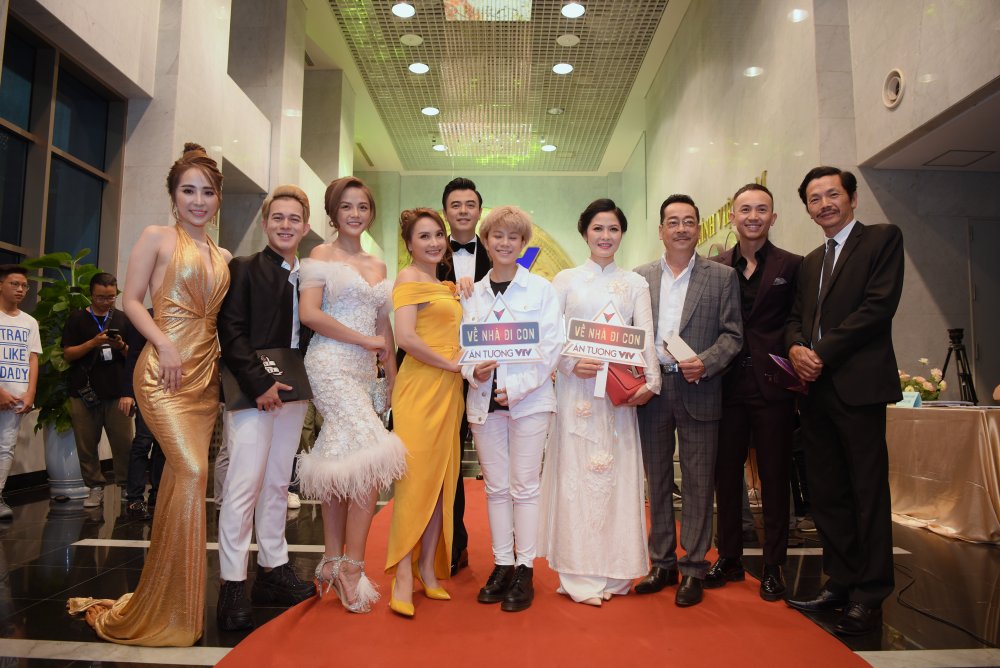 Trước đó, dàn diễn viên Về nhà đi con
có mặt trên thảm đỏ của chương trình nhưng thiếu vắng nam diễn viên
Quốc Trường. Bận rộn với sự kiện giao lưu cùng người hâm mộ trước
đó nên nam diễn viên không có dịp chụp ảnh chung cùng ê-kíp 'Về nhà
đi con'. Với đề cử Phim truyền hình ấn tượng, Về nhà đi
con là cái tên nặng ký nhất, trong khi Quỳnh búp bê,
Những cô gái trong thành phố, Chạy trốn thanh xuân và Mê
cung lại khá đồng đều. 