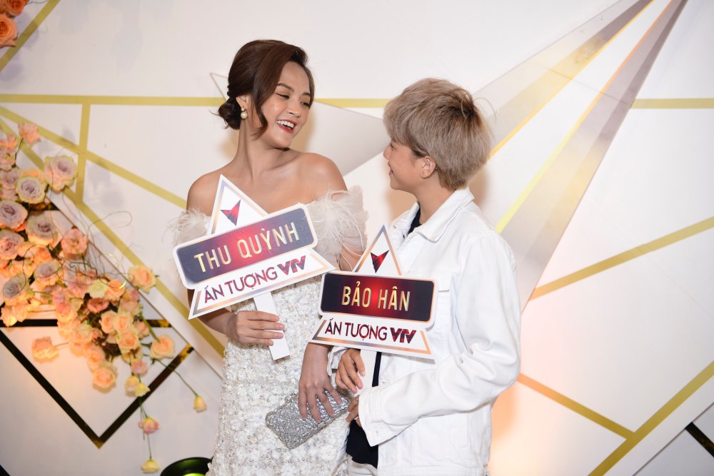 Xuất hiện khá sớm trên
thảm đỏ của lễ trao giải, nữ diễn viên Thu Quỳnh thu hút sự chú ý
của đông đảo khách mời bởi bộ váy trắng đính kim tuyến khoe vai
trần gợi cảm. Năm nay là lần đầu tiên cô lọt vào danh sách đề cử
nhưng đã nhanh chóng được đánh giả là ứng cử viên nặng ký cho giải
thưởng Nữ diễn viên ấn tượng nhờ 2 vai diễn My sói
trong Quỳnh búp bê và Huệ của Về nhà đi
con. 