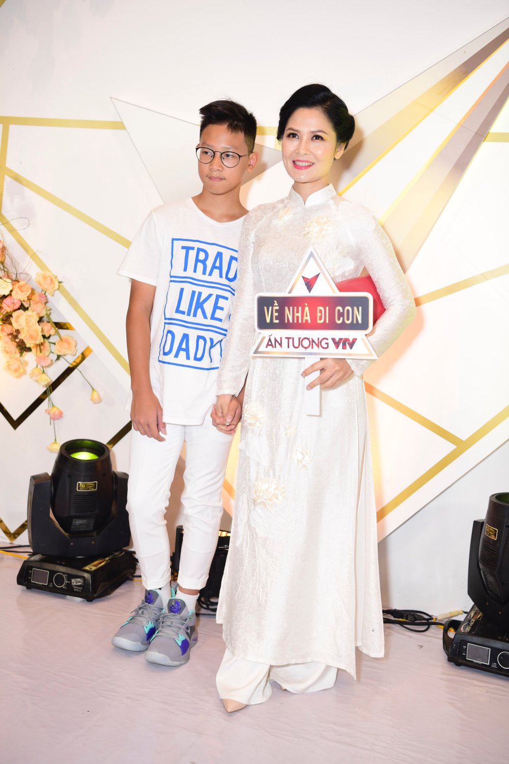 Nữ diễn viên Thuý Hà có mặt cùng con
trai tại sự kiện. Trong năm 2019 cô có sự trở lại với vai diễn
người vợ quá cố của ông Sơn trong Về nhà đi con và cô gái bán hoa
tên Hạnh. Dù không xuất hiện quá nhiều nhưng đây là một vai diễn để
lại nhiều dấu ấn trong bộ phim. 