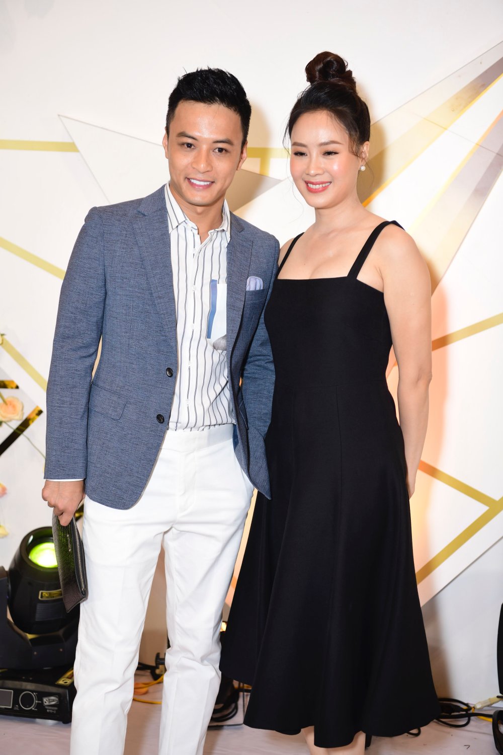 Nam diễn viên Hồng Đăng có mặt trên
thảm đỏ cùng bạn diễn thân thiết Hồng Diễm. Năm nay anh một
lần nữa lọt vào top 5 đề cử Nam diễn viên ấn tượng với bộ phim Mê
Cung. Trước giờ trao giải, nam diễn viên cho biết: "Tôi đã lọt vào
đề cử nhiều năm nên không cảm thấy hồi hộp hay căng thẳng vì kết
quả đã quá rõ ràng. Tôi nghĩ NSND Trung Anh khả năng cao sẽ giành
chiến thắng tại đề cử Nam diễn viên xuất sắc".