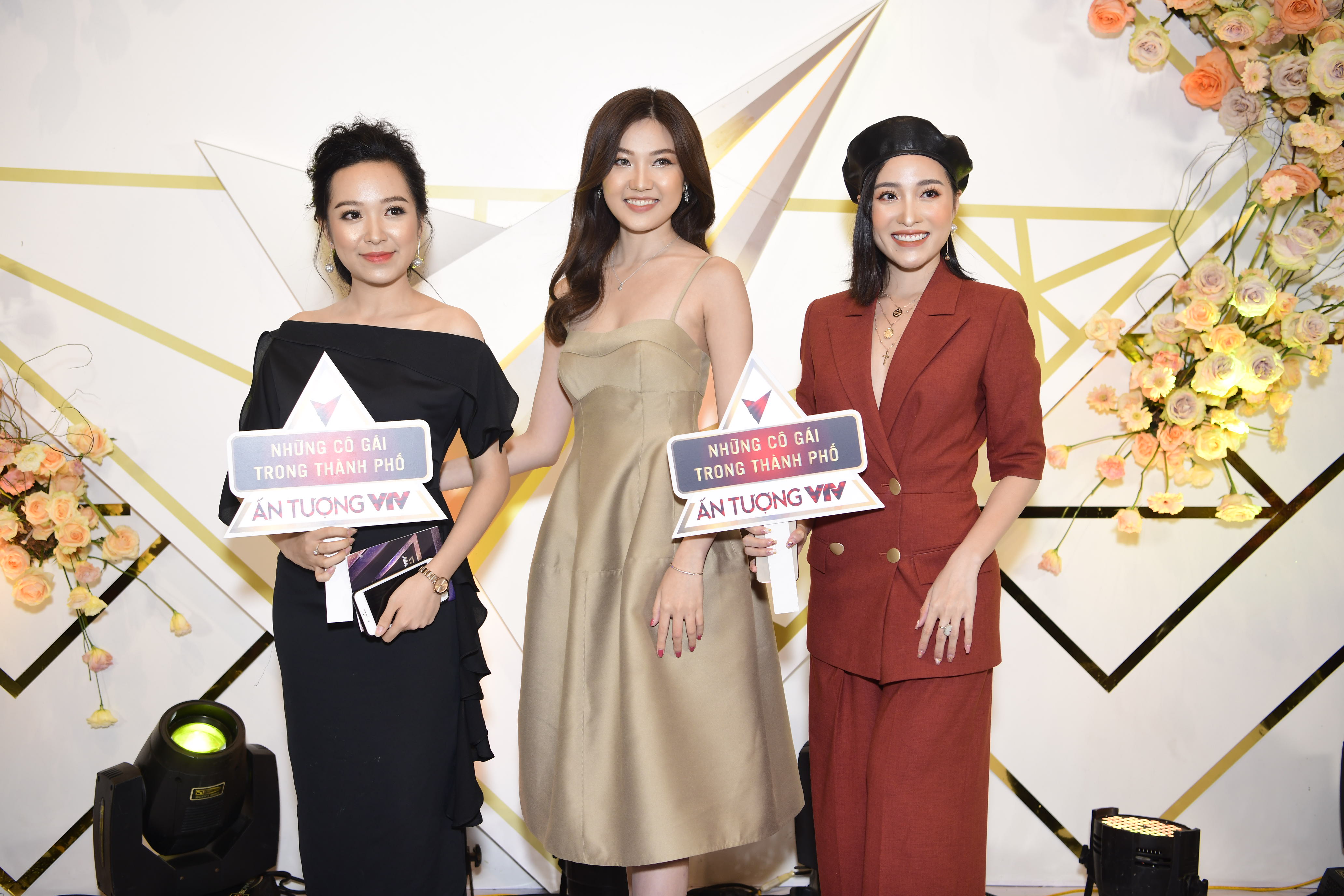 3 nữ diễn viên, Kim Oanh, Mai Anh và
Lương Thanh của bộ phim Những cô gái trong thành phố có mặt trên
thảm đỏ trong 3 bộ trang phục đen vàng đỏ.