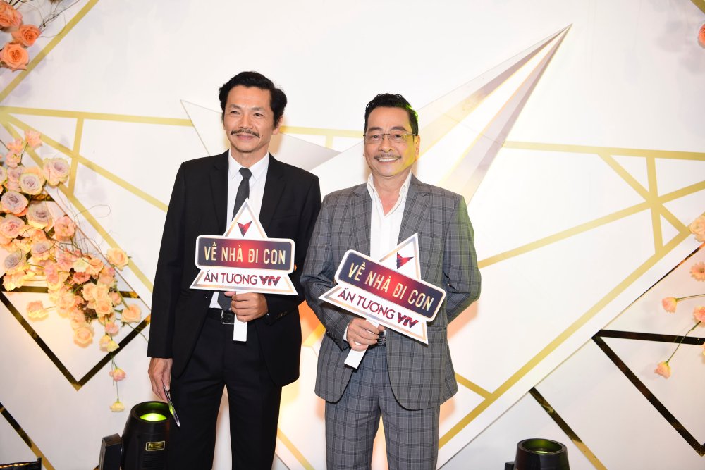 NSND Trung Anh và NSND Hoàng Dũng
xuất hiện cùng nhau trên thảm đỏ. Nếu như cách đây 2 năm, ông trùm
Phan Quân chiến thắng một cách đầy thuyết phục tại hạng mục Nam
diễn viên ấn tượng thì năm nay người đàn em thân thiết - NSND Trung
Anh đang được dự đoán sẽ giành giải thưởng này sau diễn xuất ấn
tượng trong Về nhà đi con. 