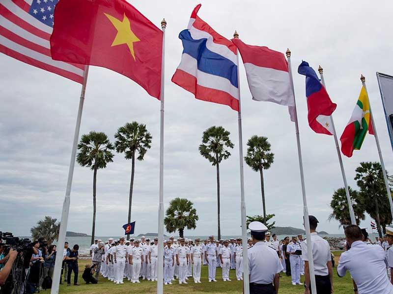 Quan chức hải quân Mỹ và lực lượng hải quân ASEAN tham gia lễ khai mạc diễn tập chung Mỹ-ASEAN hôm 2-9 tại Thái Lan. Ảnh: AP