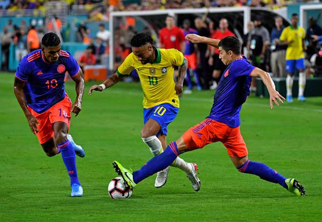 Neymar tả xung hữu đột trước Colombia