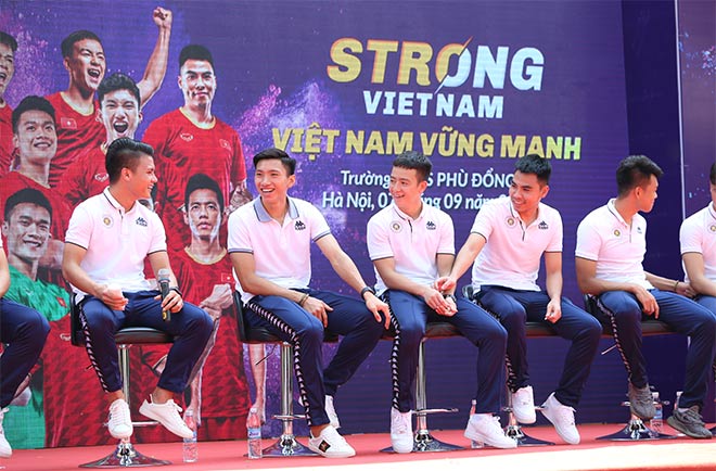 Văn Hậu hé lộ tham vọng ở Hà Lan, Quang Hải truyền cảm hứng cho học sinh cấp 2 - 1
