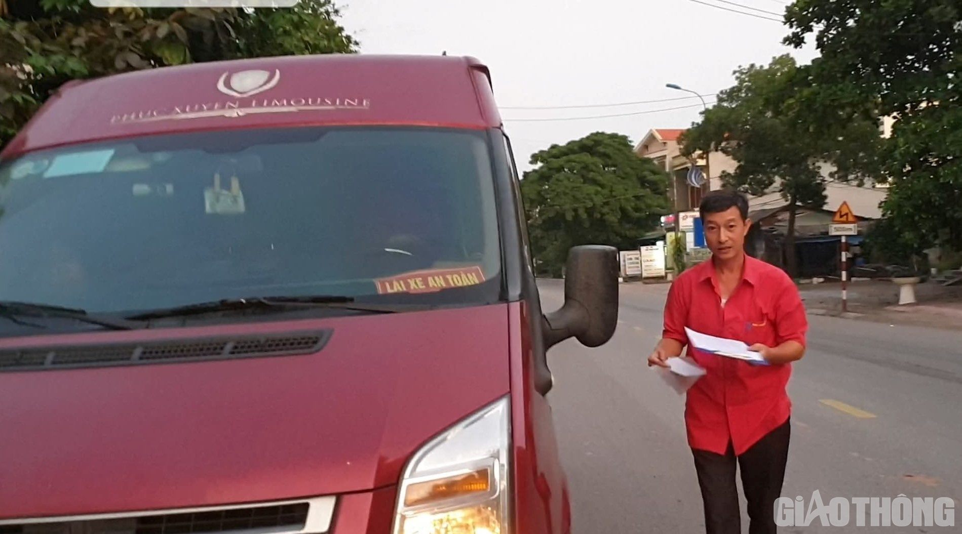 Tài xế Limousine Phúc Xuyên "hô biến" những hành khách trên xe thành người thân quen hòng thoát lỗi vi phạm nhưng bất thành