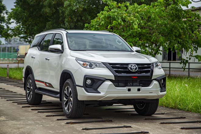 Toyota Fortuner TRD phiên bản thể thao có giá bán hơn 1,1 tỷ đồng - 1