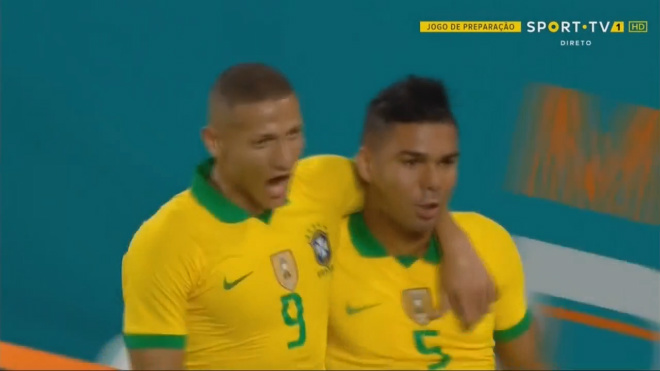 Casemiro (phải) bất ngờ mở tỷ số cho Brazil nhờ một pha đánh đầu hiểm hóc