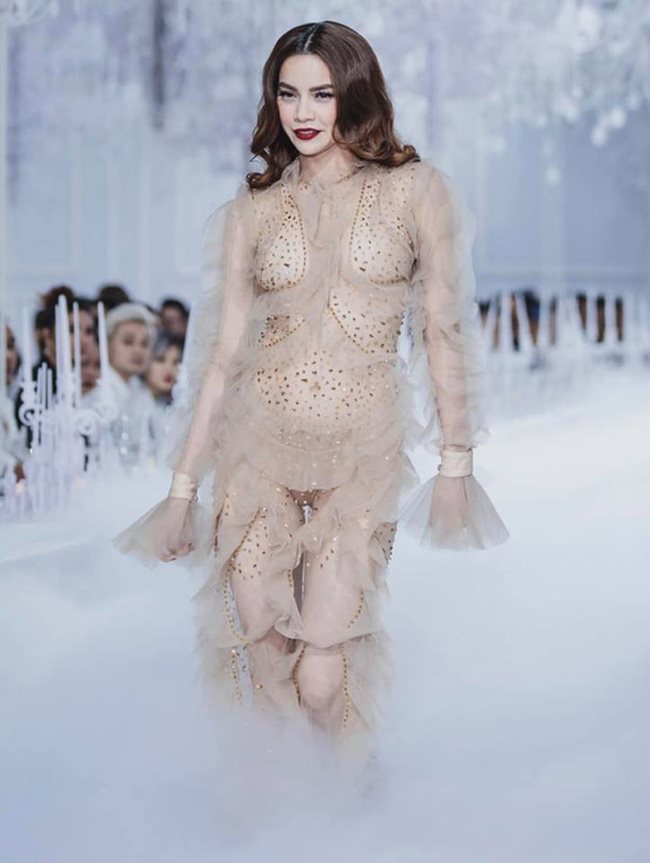 Trong show diễn của NTK Lý Quý Khánh, Hồ Ngọc Hà trình diễn trang phục mặc như không, lộ nội y rõ mồn một.