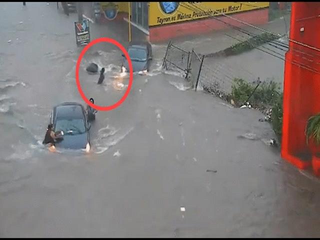 Thế giới - Mexico: Đau lòng cảnh thiếu nữ xinh đẹp đi trên đường ngập, bất ngờ bị "tử thần" nuốt chửng