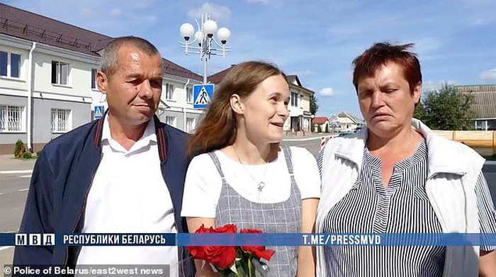 Julia đoàn tụ với gia đình sau 20 năm.