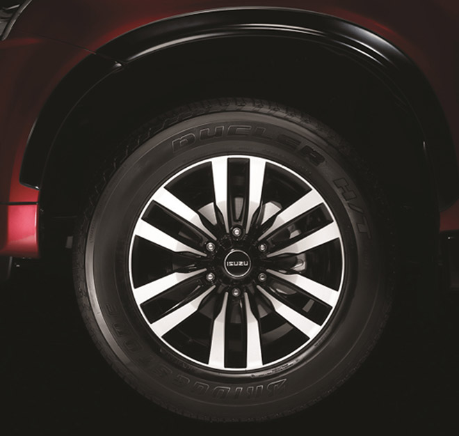 Tổng thể xe thêm hài hoà hơn với bộ mâm hợp kim 18 inch, trục 5 chấu kép hai màu đen và bạc.