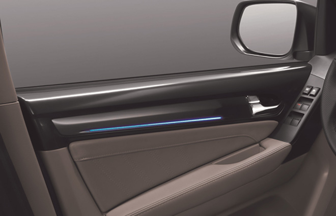 Cabin Isuzu mu-X limited 2019 đặc biệt hơn với dải đèn trang trí nội thất màu sáng xanh.