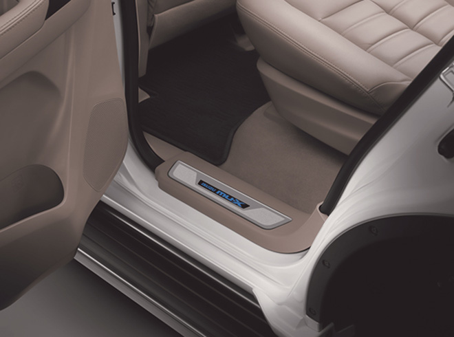 Đèn trang trí bậc lên xuống với logo “MU-X”.