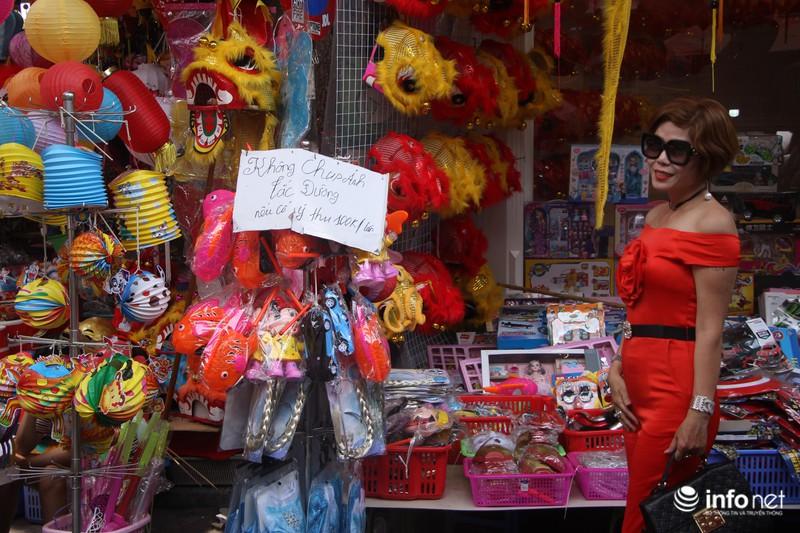 Rất nhiều người khách hiếu kỳ và thích thú với tấm biển "lạ", nên có người còn tạo dáng chụp ảnh trước những tấm biển "phạt 100k" này.