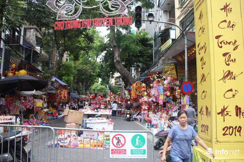 Lối vào phố Hàng Mã...