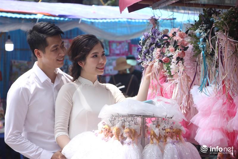 Đáng chú ý, nhiều đôi vợ chồng sắp cưới cũng đến phố Hàng mã chụp hình. Trong ảnh là đôi bạn trẻ quê ở Thạch Thất, Hà Nội.