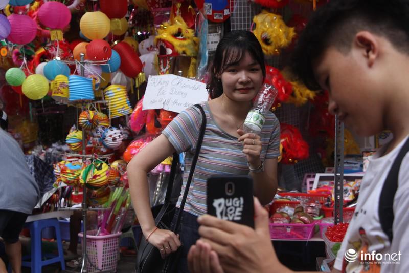 Đứng tạo dáng chụp ảnh trước cả những tấm biển "phạt 100k".