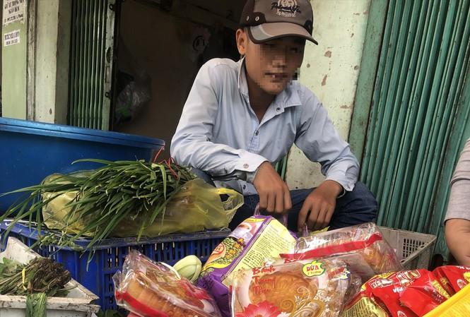 Bánh trung thu trôi nổi bán đổ đống cùng với rau củ bên hông chợ Bình Tây (Q.6, TPHCM) (ảnh chụp trưa 8/9)&nbsp;